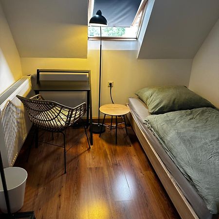 Einfaches Haus Mit Privatzimmern Und Gemeinschaftsraeumen ハイルブロン エクステリア 写真