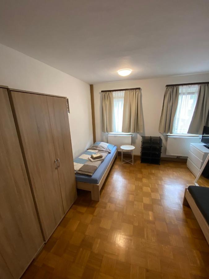 Einfaches Haus Mit Privatzimmern Und Gemeinschaftsraeumen ハイルブロン エクステリア 写真