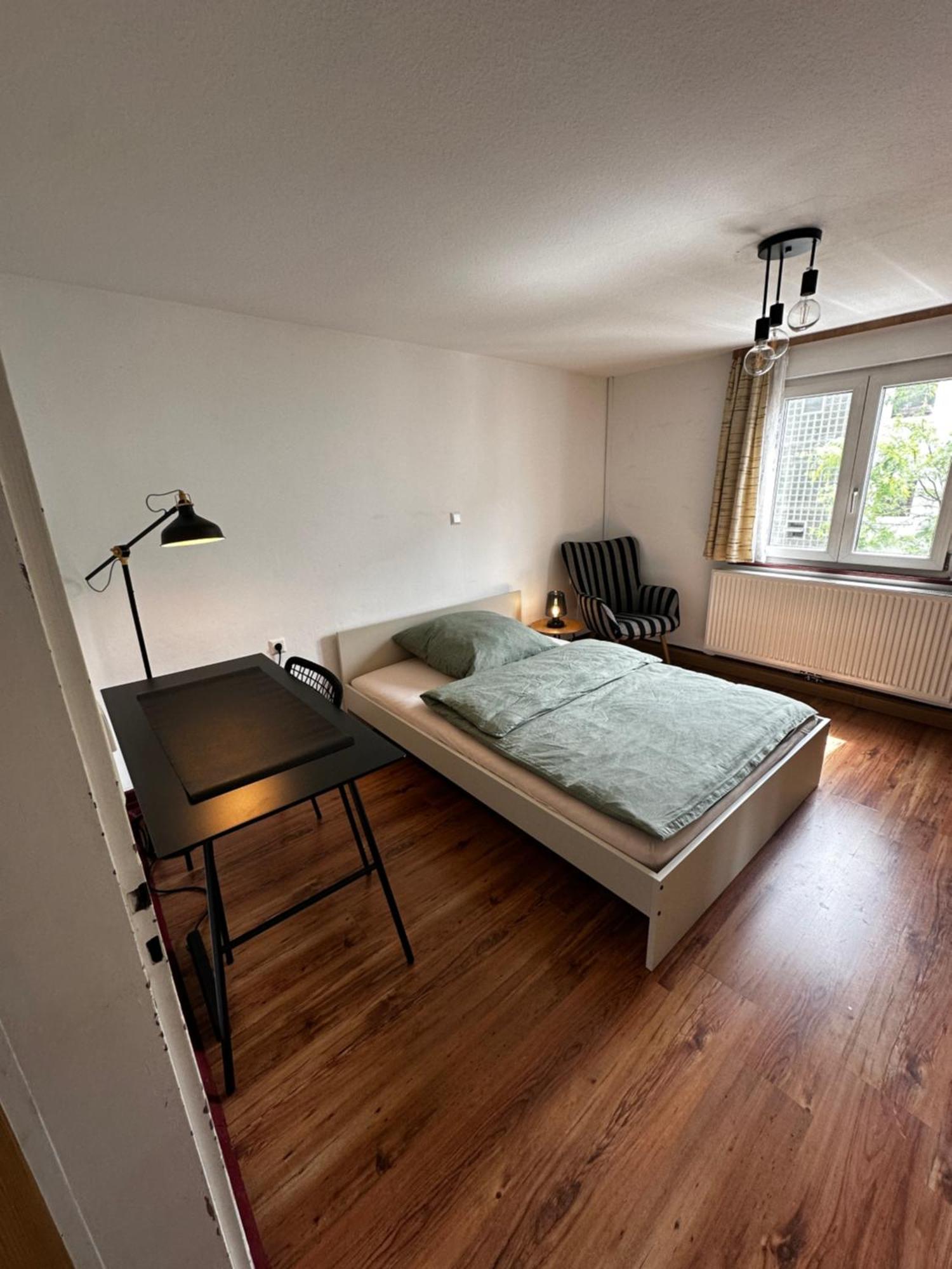 Einfaches Haus Mit Privatzimmern Und Gemeinschaftsraeumen ハイルブロン エクステリア 写真