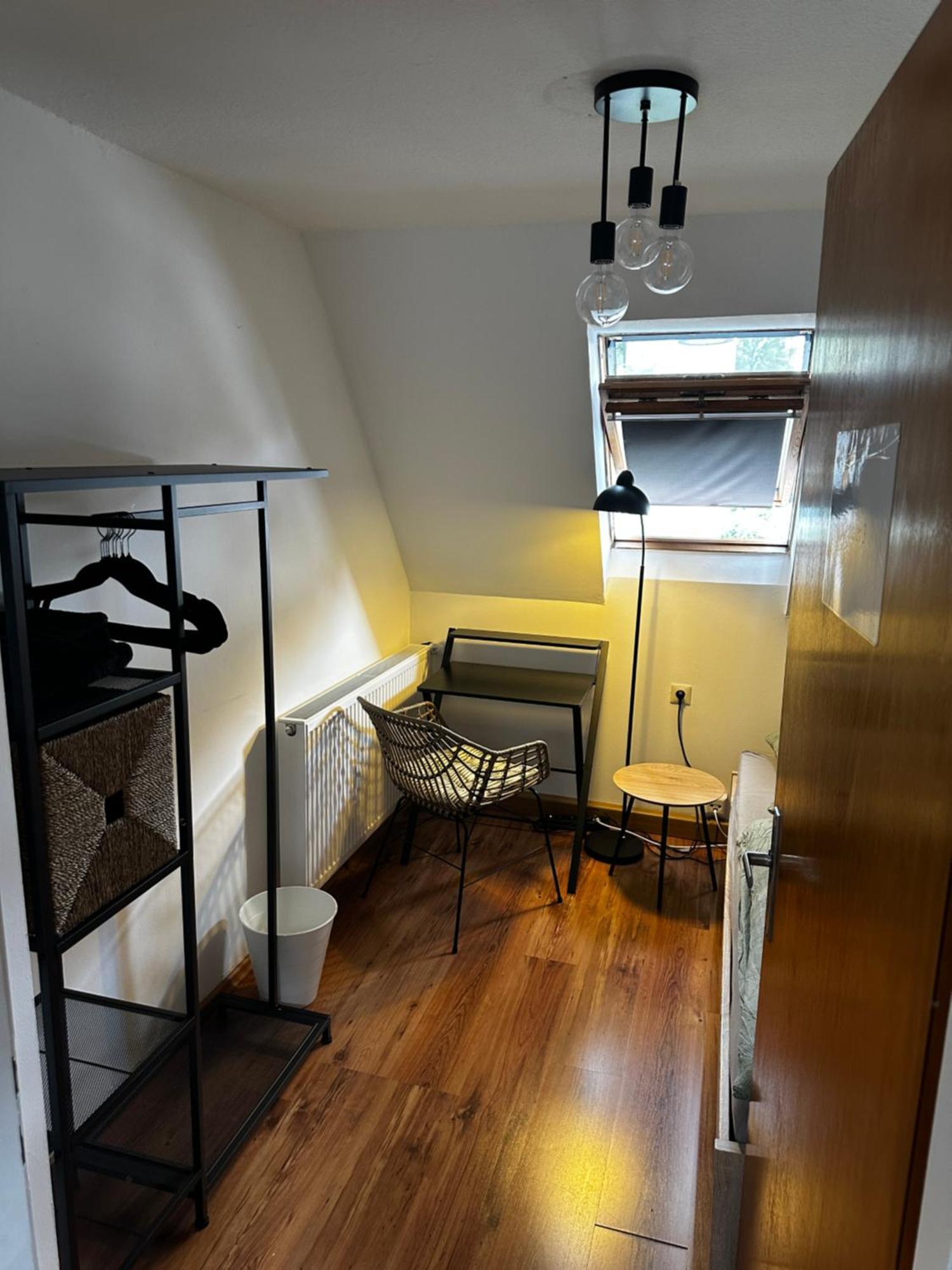 Einfaches Haus Mit Privatzimmern Und Gemeinschaftsraeumen ハイルブロン エクステリア 写真